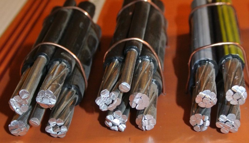 Достоинства и недостатки СИП Преимущества СИП-кабелей