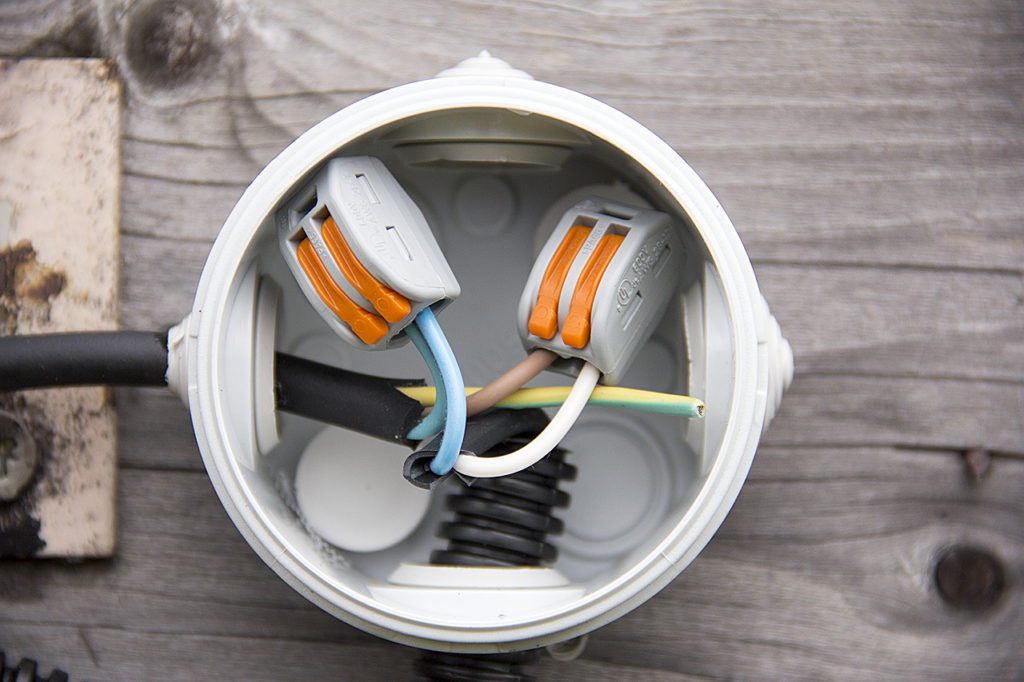 Соединение электропроводов в распределительной коробке