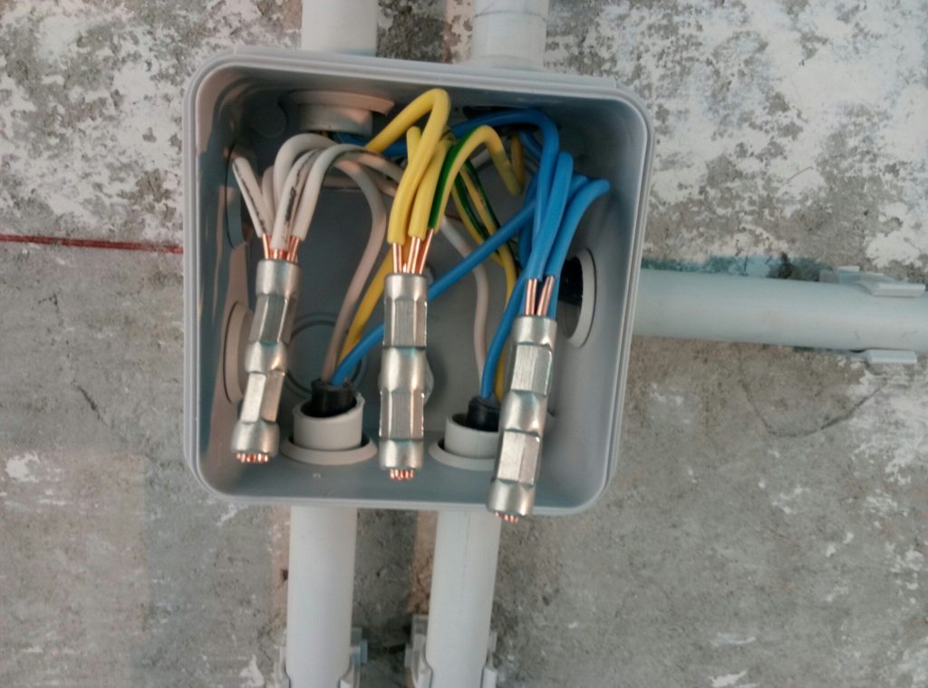 Соединение проводов в распредкоробке гильзами